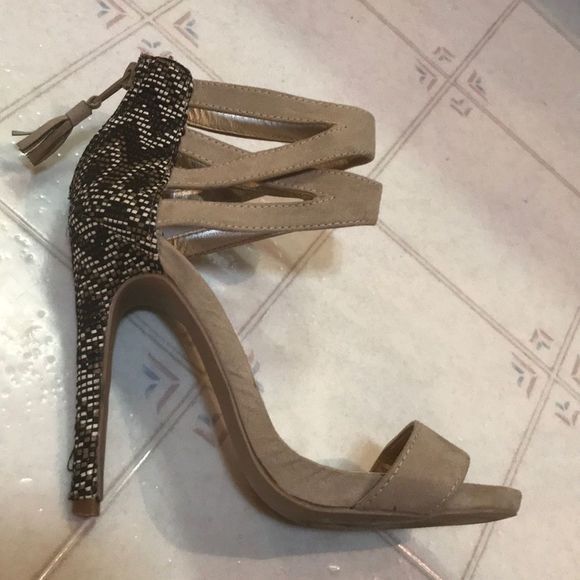 QUPID Faux Suede Zipper Back Straw Weaved Heels - Picture 4 of 8